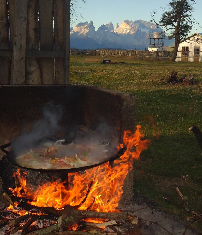 Vista Al Paine - Refugio De Aventura Bed & Breakfast Torres del Paine National Park Exterior photo